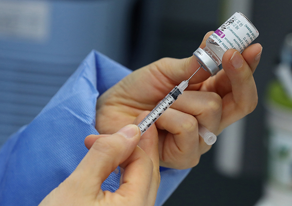 접종이 진행되는 보건소에서 한 의료진이 아스트라제네카 백신을 주사기에 옮겨 담고 있다.(사진=문화체육관광부 국민소통실)